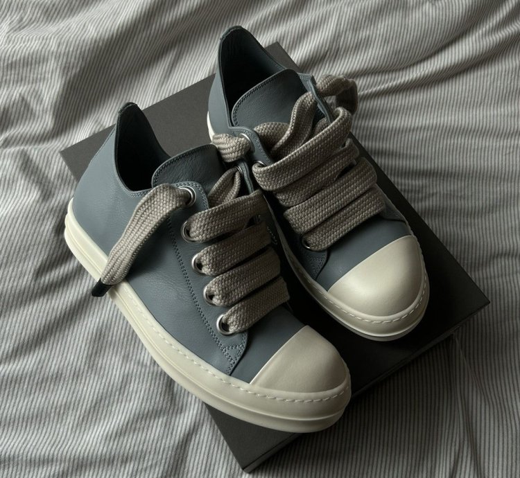 (41 5) Pale Blue Jumbo Lace Sneakers