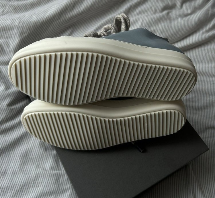 (41 5) Pale Blue Jumbo Lace Sneakers