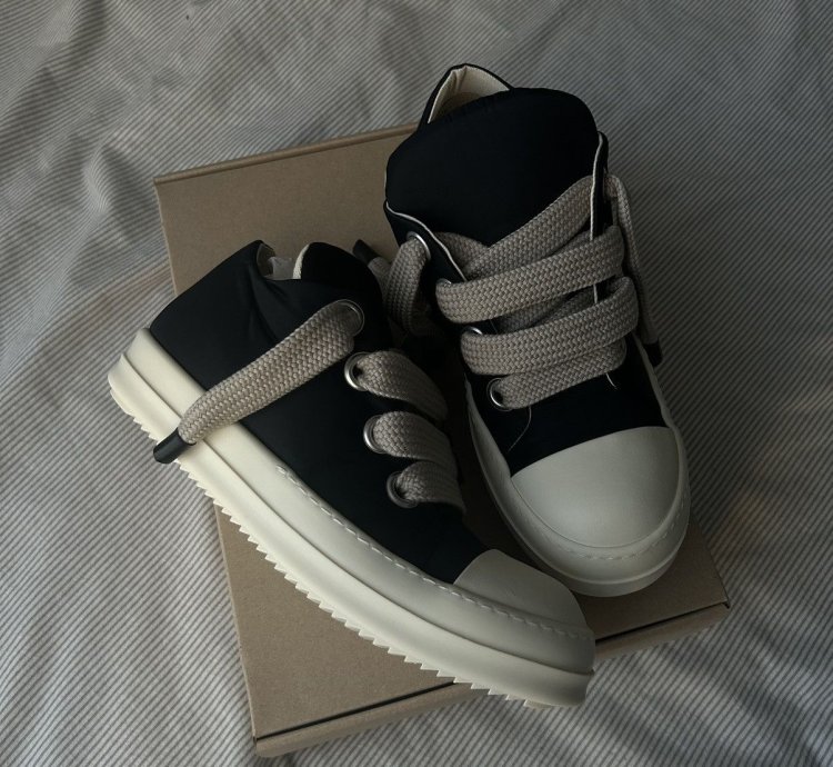 (42 5) Plush Puffer Jumbo Lace Sneakers