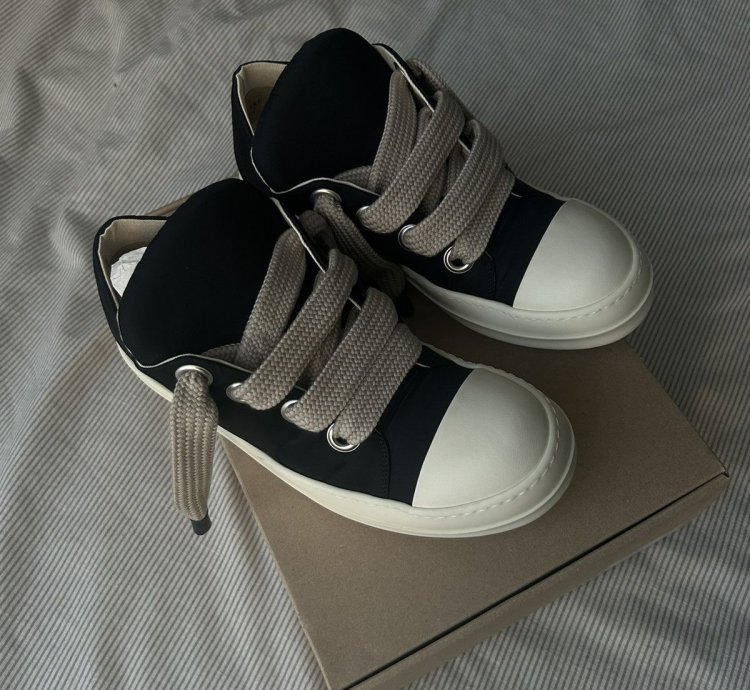 (42 5) Plush Puffer Jumbo Lace Sneakers