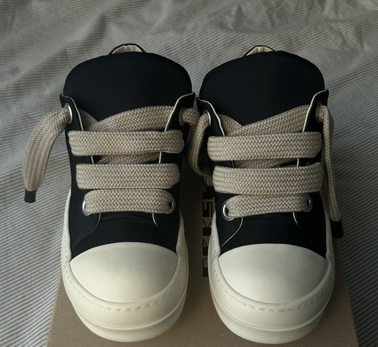 (42 5) Plush Puffer Jumbo Lace Sneakers