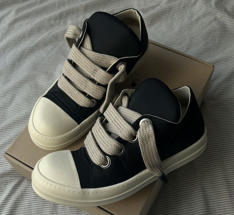 (42) Plush Puffer Black Jumbo Lace Sneakers