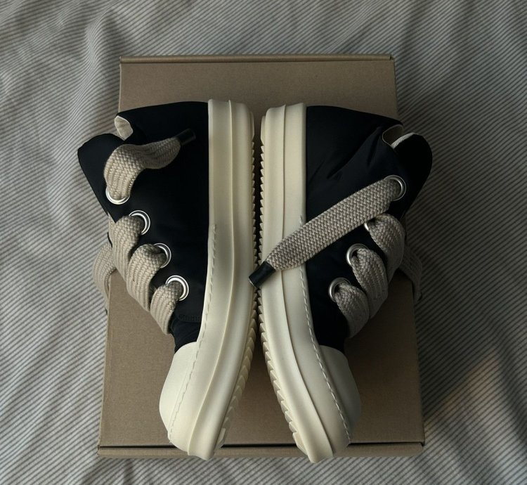 (42) Plush Puffer Black Jumbo Lace Sneakers