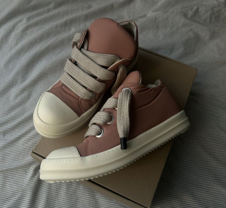 (44) Plush Puffer Jumbo Lace Sneakers