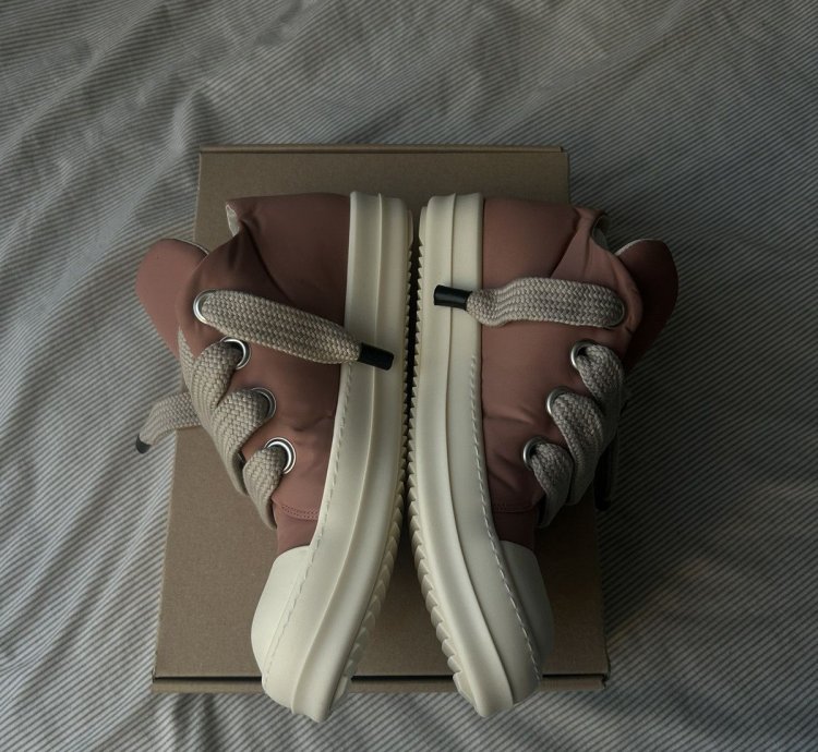 (44) Plush Puffer Jumbo Lace Sneakers