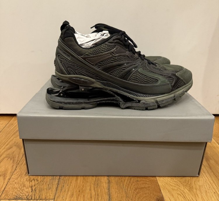 -Pander Sneakers