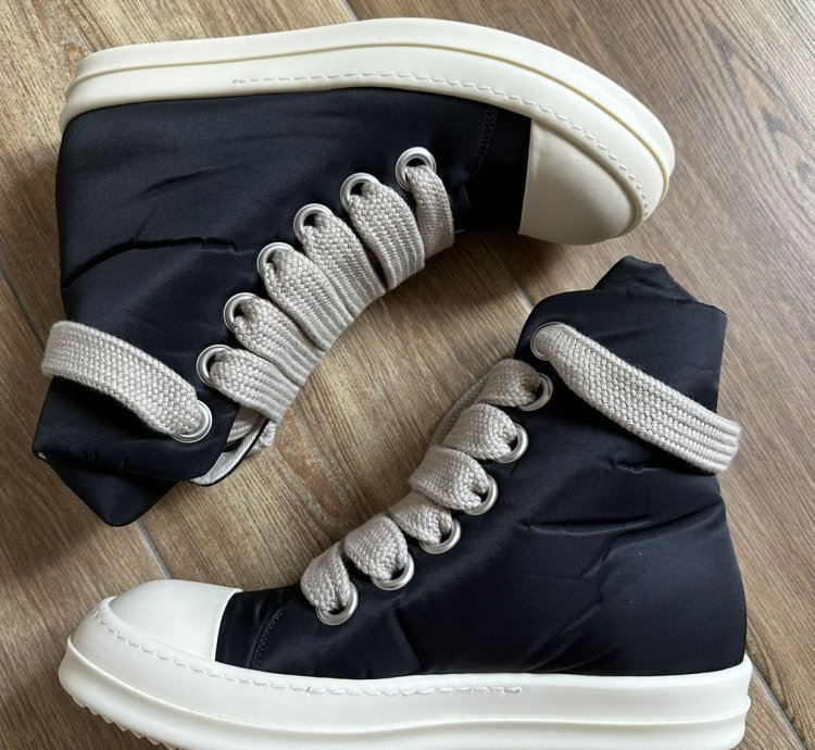 42 NYLON Jumbo Laces puffer high top Ramones
