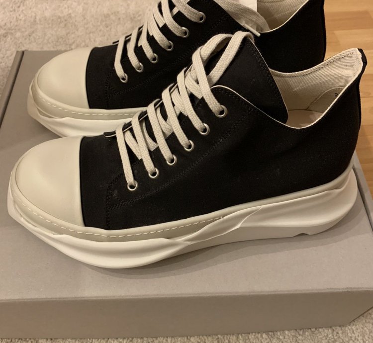 Abstract low sneakers
