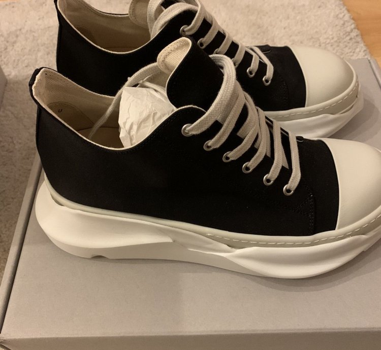 Abstract low sneakers