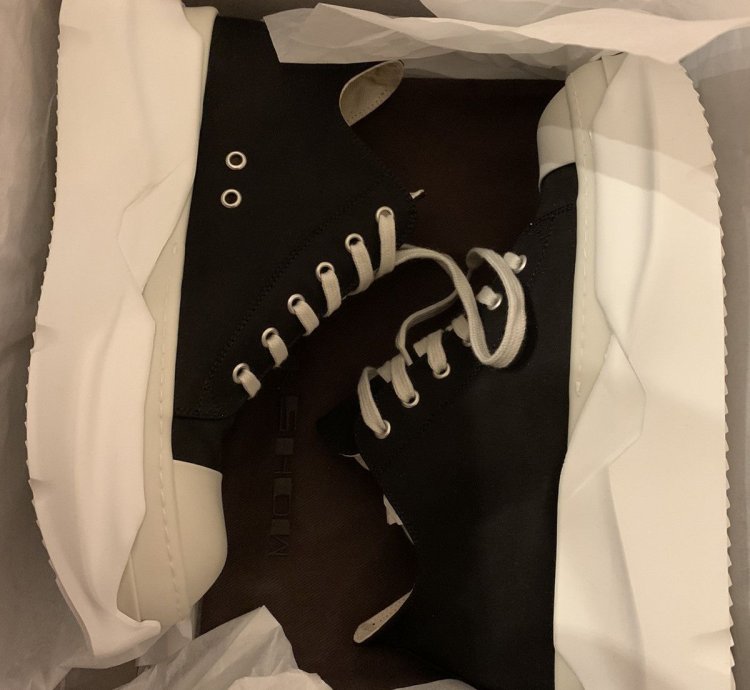 Abstract low sneakers