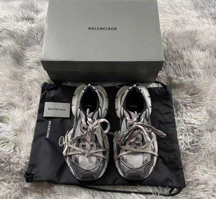 Balenciaga 3XL Offwhite size 11