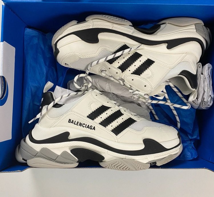 BALENCIAGA ADIDAS TRIPLE IN CREME WHITE BLACK