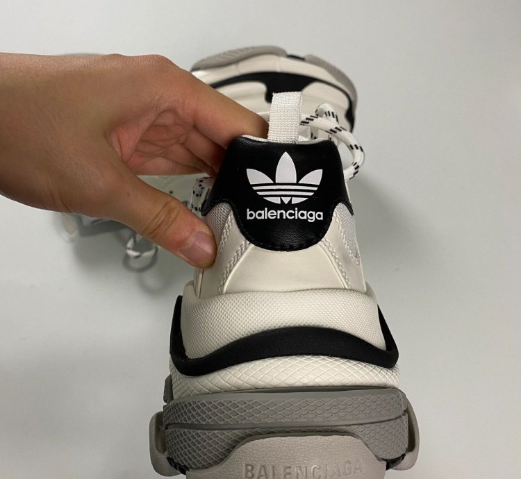 BALENCIAGA ADIDAS TRIPLE IN CREME WHITE BLACK