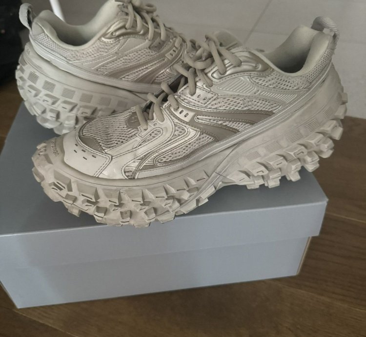 Balenciaga bouncer sneakers