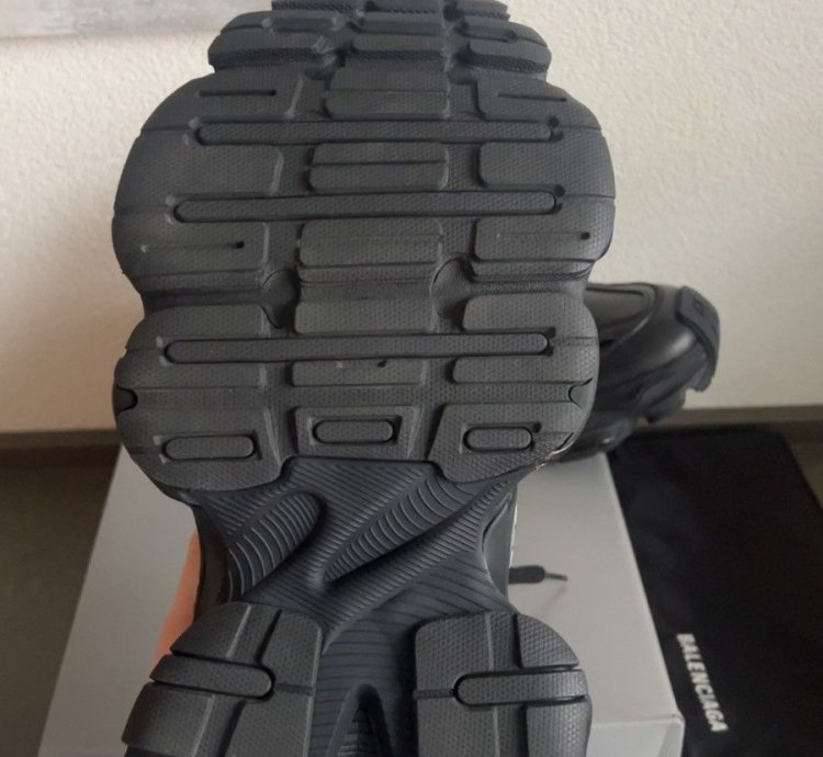 Balenciaga cargo
