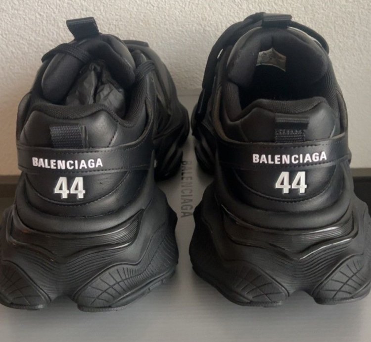 Balenciaga cargo