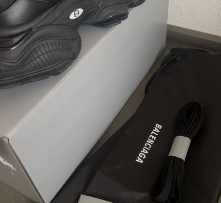 Balenciaga cargo