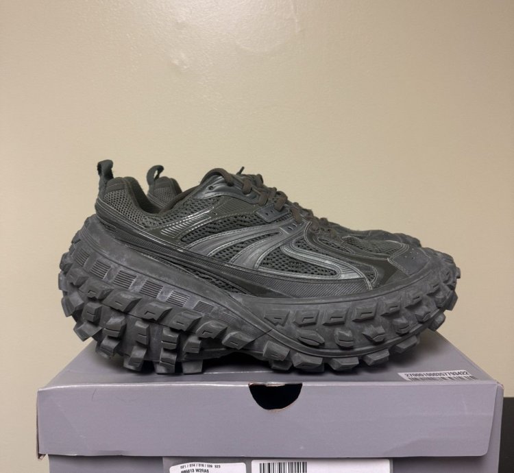 Balenciaga Defender Bounce Sneaker