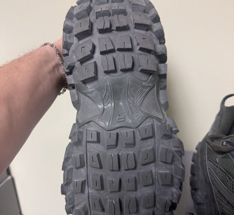 Balenciaga Defender Bounce Sneaker