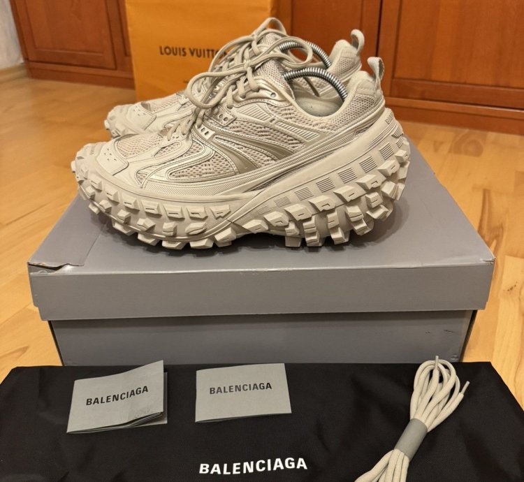 Balenciaga Defender Bouncer Beige