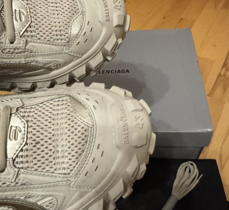 Balenciaga Defender Bouncer Beige