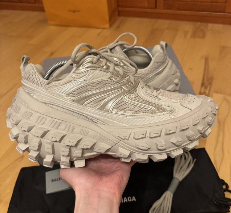 Balenciaga Defender Bouncer Beige