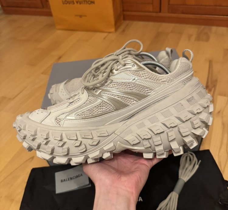 Balenciaga Defender Bouncer Beige
