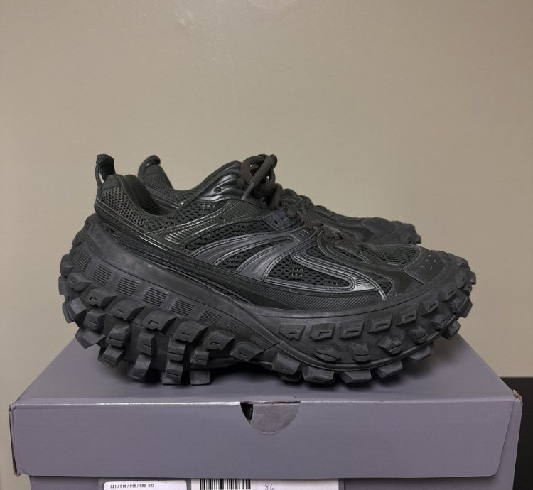 Balenciaga Green Defender Bounce Sneaker