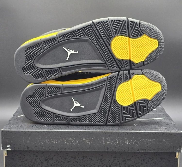 Jordan 4 Retro Thunder 2023. DH6927017