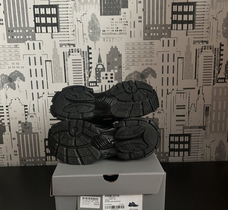Balenciaga mat black runner