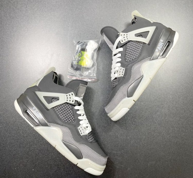 Off-White x Jordan 4 Retro “ Black Cat ”