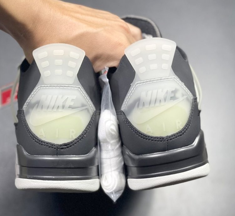 Off-White x Jordan 4 Retro “ Black Cat ”