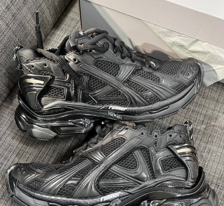 Balenciaga Runner black
