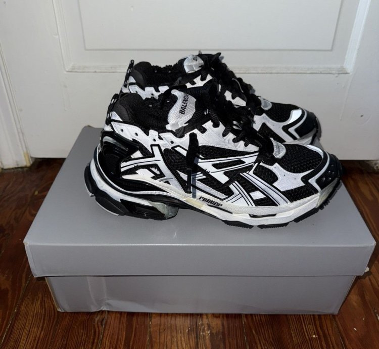 BALENCIAGA Runner Black White
