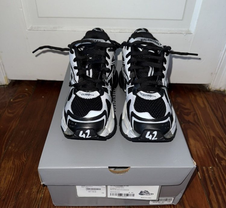 BALENCIAGA Runner Black White
