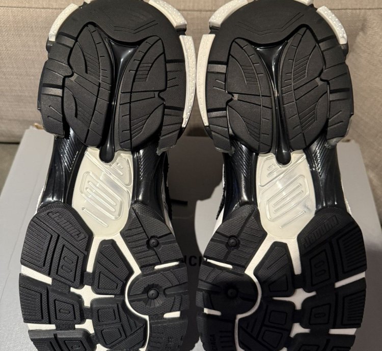 Balenciaga Runner High Sneaker in Black White