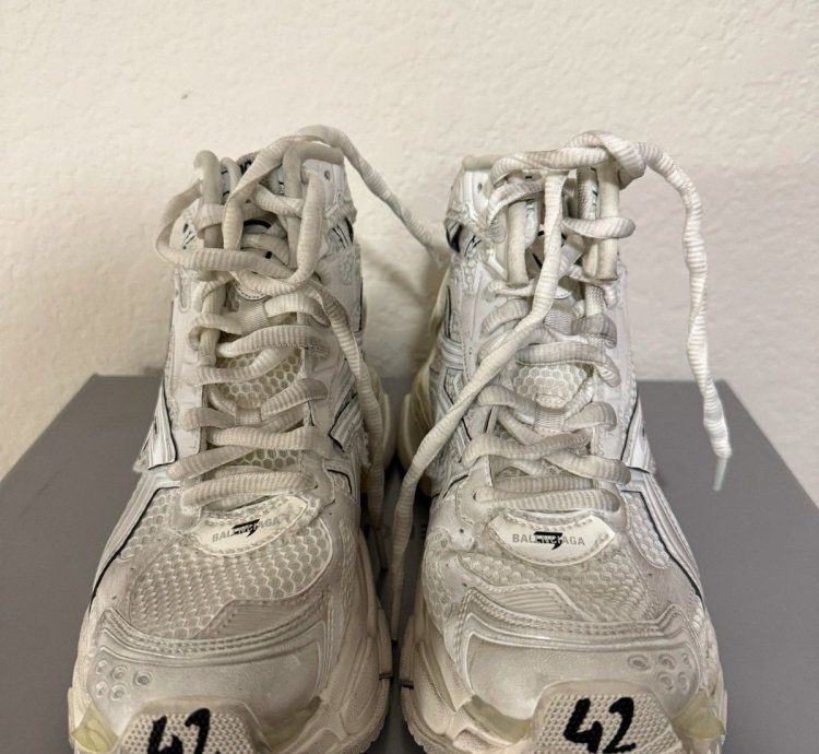 Balenciaga Runner High Top Sneaker White (42)