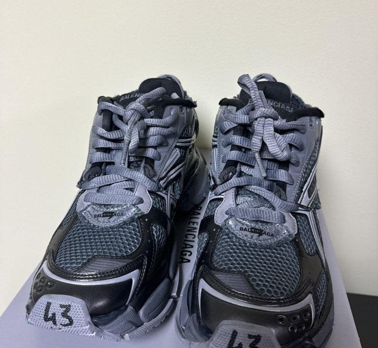 Balenciaga Runner Sneaker 43