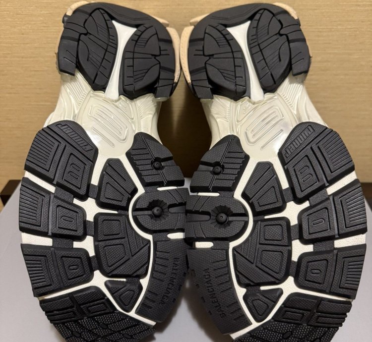 Balenciaga Runner Sneaker Beige White (45)