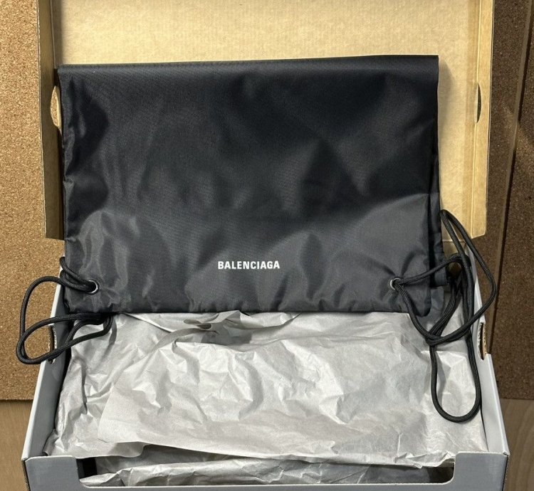 BALENCIAGA Runner Sneaker in black Men
