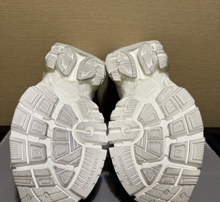 Balenciaga Runner Sneaker White (47)