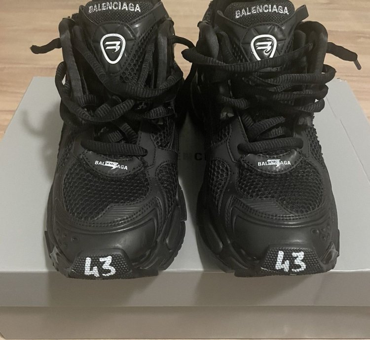 Balenciaga Runners (Black)
