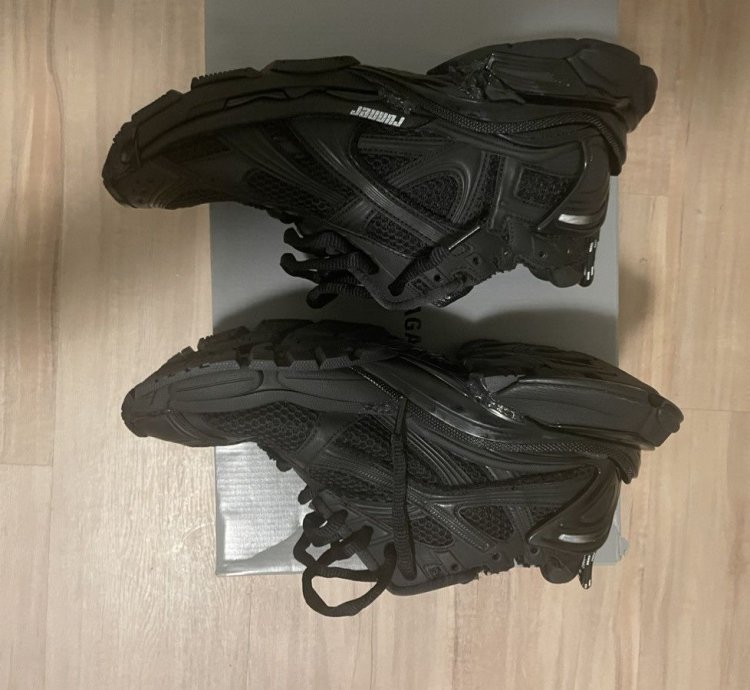 Balenciaga Runners (Black)