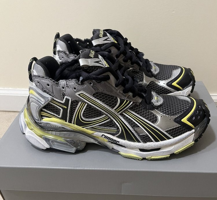 Balenciaga Runners sz 42(9us)