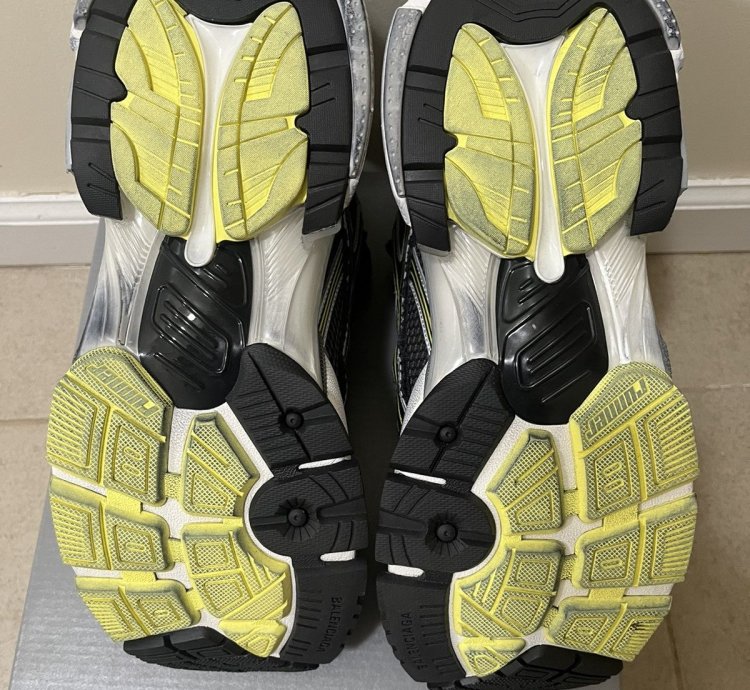 Balenciaga Runners sz 42(9us)