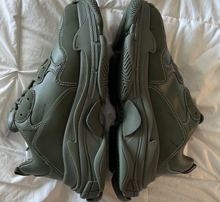 BALENCIAGA TRIPLE ALLOVER LOGO OLIVE GREEN SIZE 45 12 KAKI