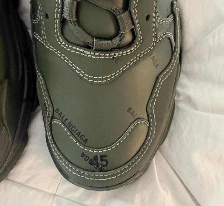 BALENCIAGA TRIPLE ALLOVER LOGO OLIVE GREEN SIZE 45 12 KAKI