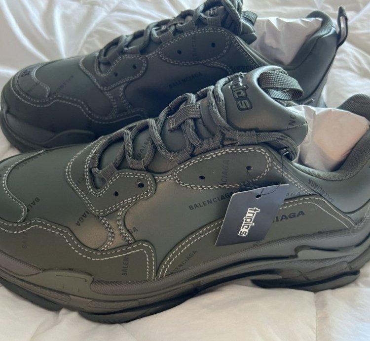 BALENCIAGA TRIPLE ALLOVER LOGO OLIVE GREEN SIZE 45 12 KAKI
