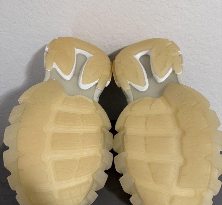 Balenciaga White Track Glow In The Dark (45)