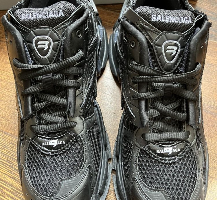 Black Runner size 44